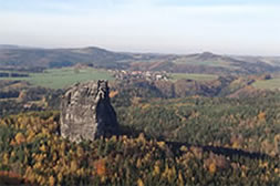 Blick von den Schrammsteinen auf Altendorf und auf den Falkenstein